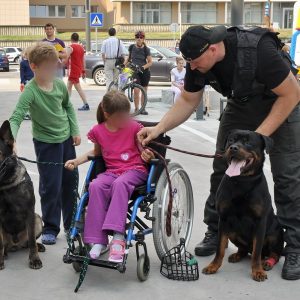 Stretnutie detí s policajným psovodom a jeho zverencami (MDD 2011)